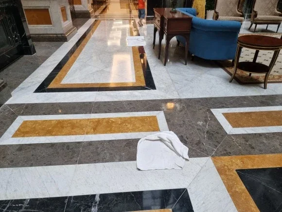 Nước rỉ từ trần sảnh