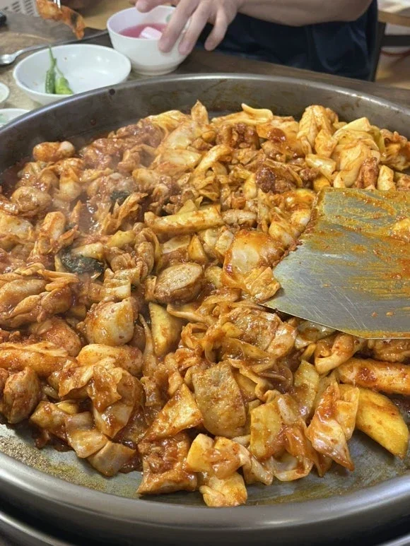 Chammi Dakgalbi arroz frito