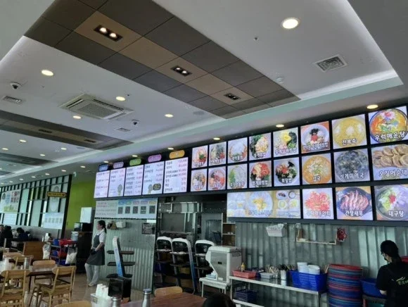 ボンポ・ムグリ家