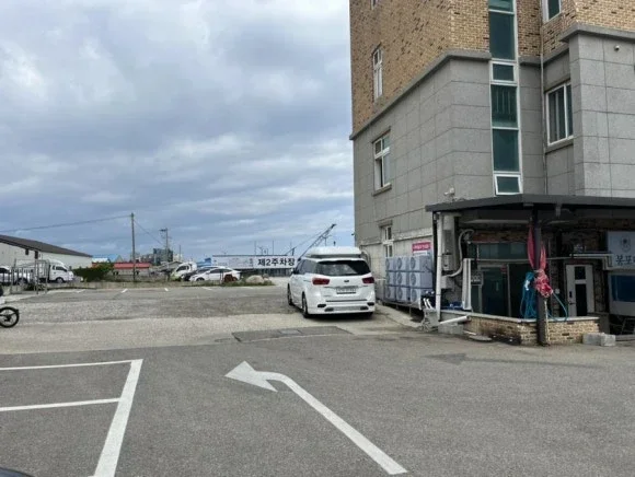 ボンポ・ムグリ家 入り口