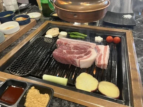 马场洞泡菜 水原仁溪店 烤五花肉上桌